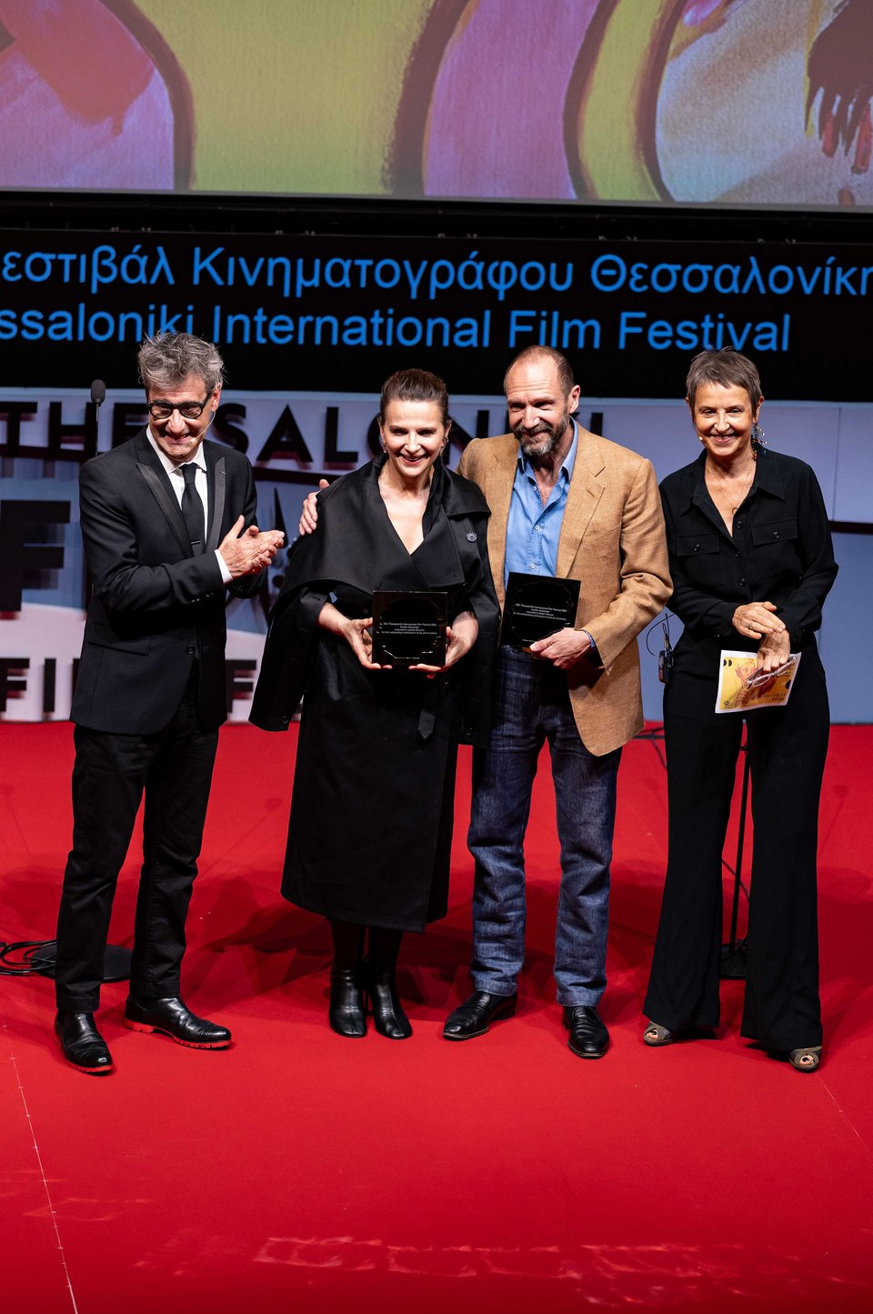 Ζιλιέτ Μπινός και Ρέιφ Φάινς με τον καλλιτεχνικό διευθυντή του Φεστιβάλ Ορέστη Ανδρεαδάκη και τη διευθύντρια, Ελίζ Ζαλαντό / Φωτογραφία: Christos Karras / SOOC