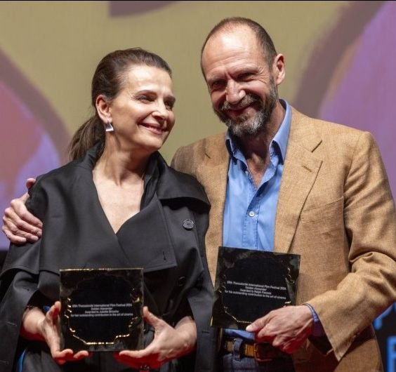 Ζιλιέτ Μπινός και Ρέιφ Φάινς παρέλαβαν τον τιμητικό Χρυσό Αλέξανδρο