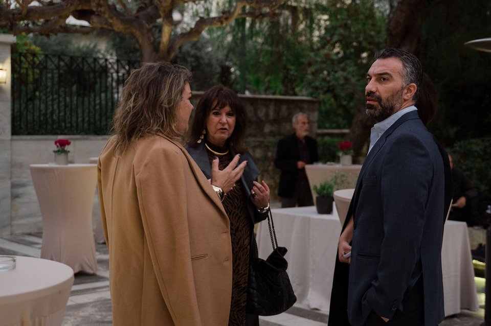 Η δημοσιογράφος του iefimerida.gr Κατερίνα Ανέστη με την Σταυρούλα Σαλούτση του Blue και τον Διευθυντή Σύνταξης του iefimerida.gr Βασίλη Πούλο