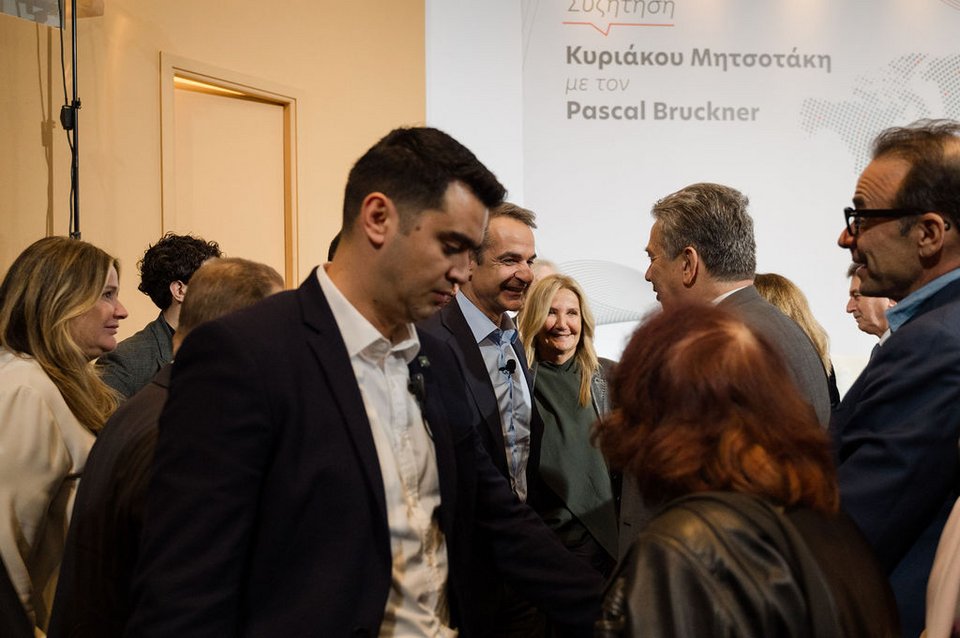 Ο πρωθυπουργός Κυριάκος Μητσοτάκης με τη σύζυγό του Μαρέβα συνομιλούν με τον Χάρη Παμπούκη 