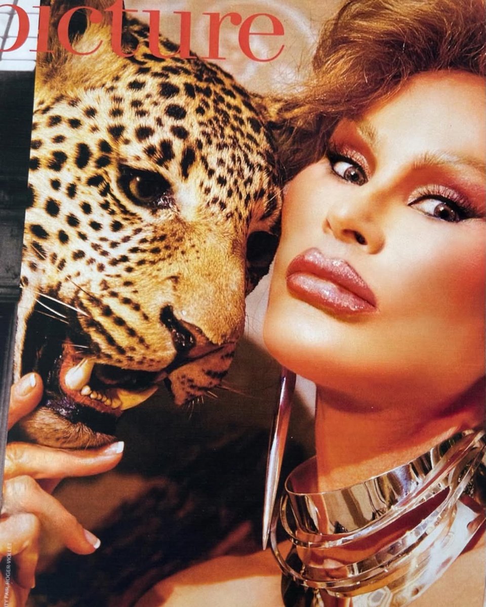 Η Catwoman ποζάροντας για το Vanity Fair