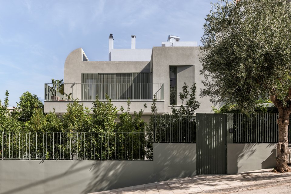 Η πλαϊνή όψη της μονοκατοικίας στον Χολαργό