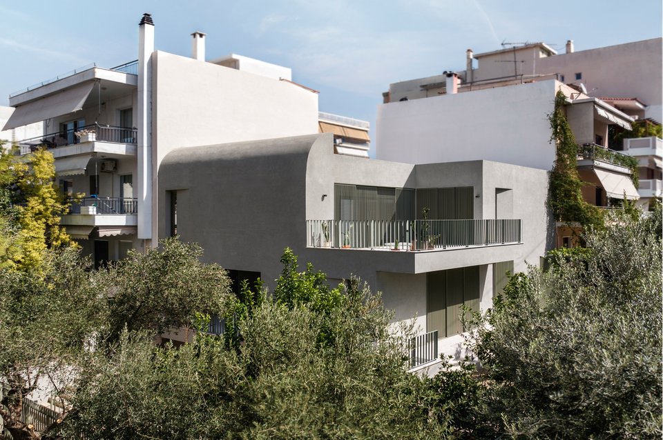 Το γωνιακό μπαλκόνι του πρώτου ορόφου