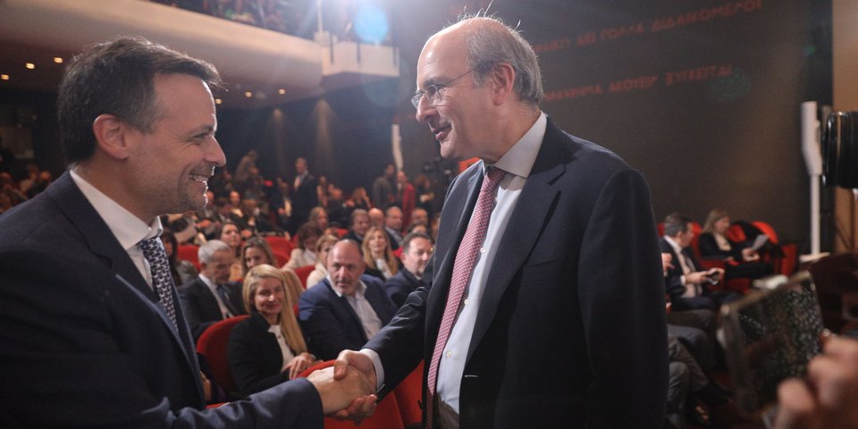 Χειραψία Χάρη Δούκα και Κωστή Χατζηδάκη