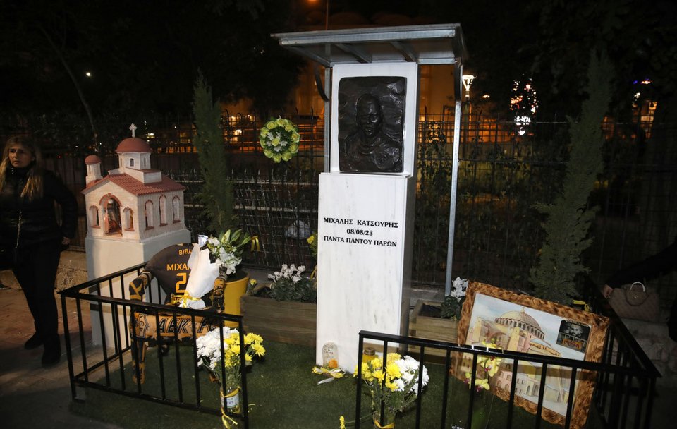 Το μνημείο στη μνήμη του Μιχάλη Κατσούρη / Φωτογραφία: Intimenews, ΝΙΚΟΣ ΒΗΧΟΣ