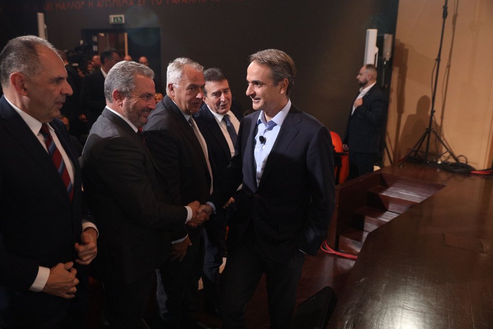 Ο Κυριάκος Μητσοτάκης χαιρετά τον πρόεδρο και διευθύνοντα σύμβουλο του ομίλου Aktor Αλέξανδρο Εξάρχου