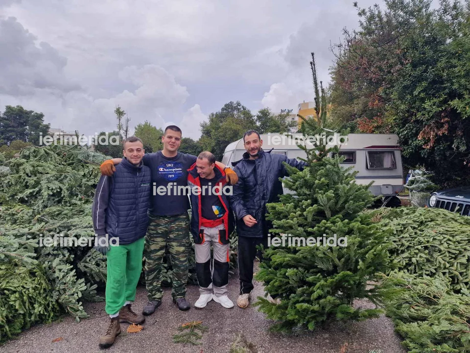 Ο Πάρης Φιλιππούδης με τους συνεργάτες του