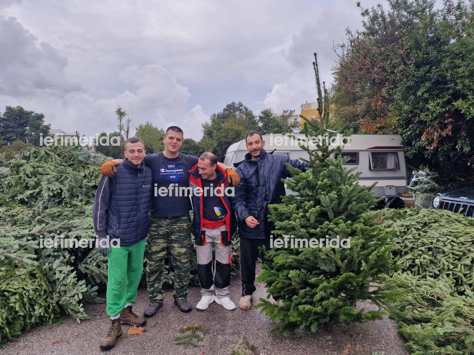 Ο Πάρης Φιλιππούδης με τους συνεργάτες του 