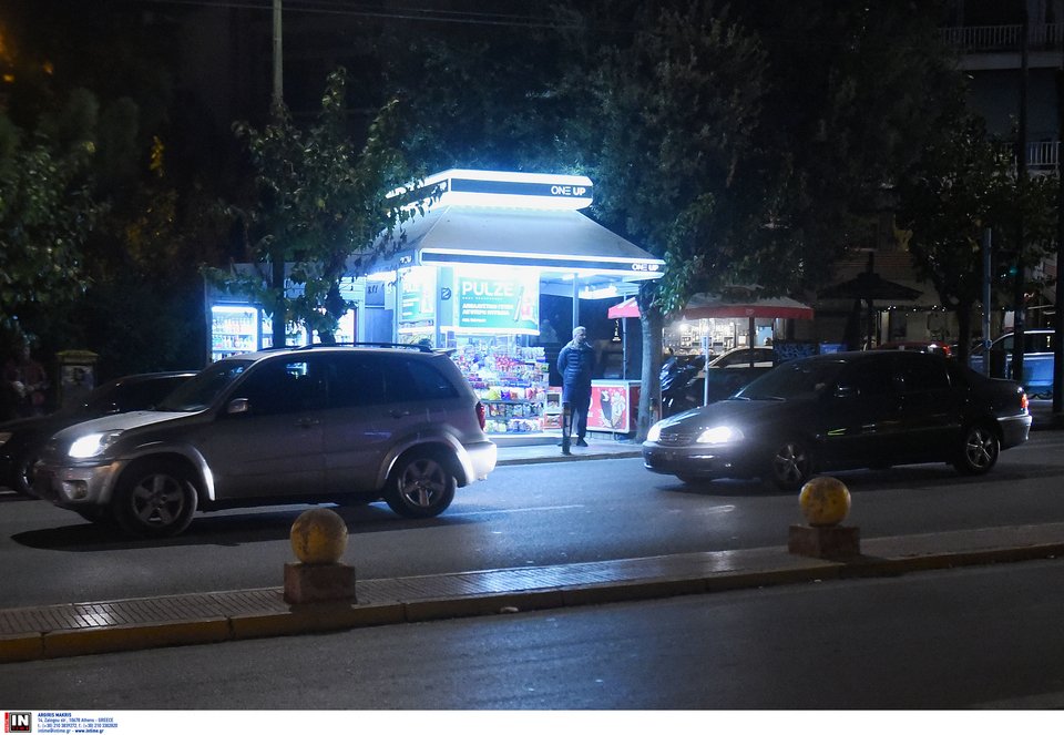 Ο Νίκος Ρωμανός αποχωρεί με αστυνομική συνοδεία από την Ευελπίδων