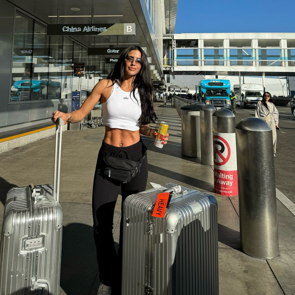Η Barbara de Regil στο αεροδρόμιο