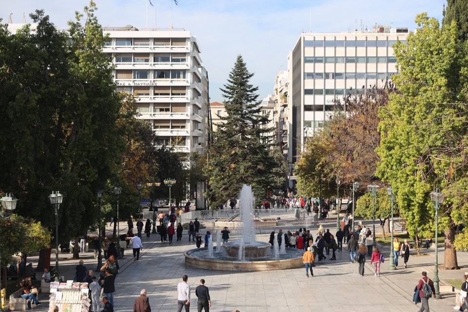 Το εντυπωσιακό χριστουγεννιάτικο δέντρο της πόλης, είναι ένα έλατο 20 μέτρων, που έφτασε την περασμένη εβδομάδα από φυτώριο του Ταξιάρχη Χαλκιδικής