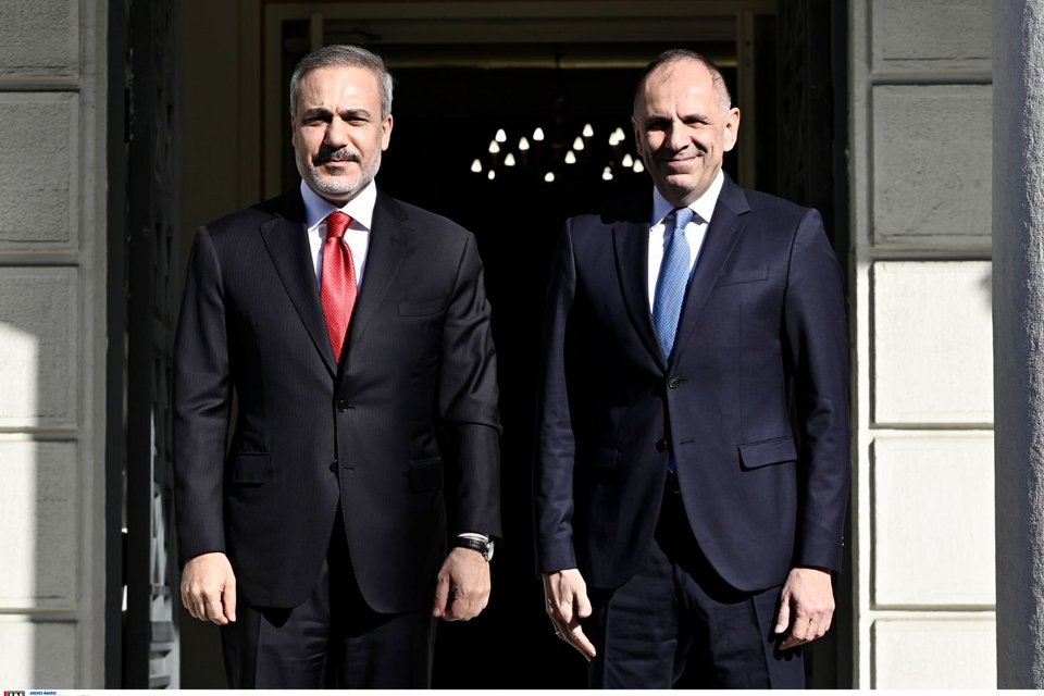 Χακάν Φιντάν και Γιώργος Γεραπετρίτης έξω από το ΥΠΕΞ