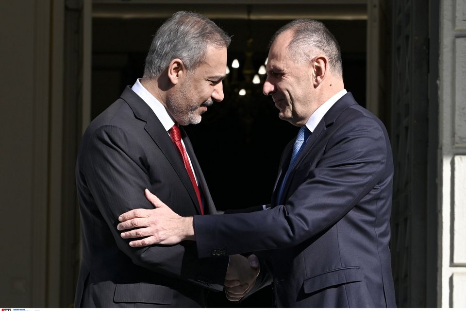Θερμή χειραψία Φιντάν-Γεραπετρίτη