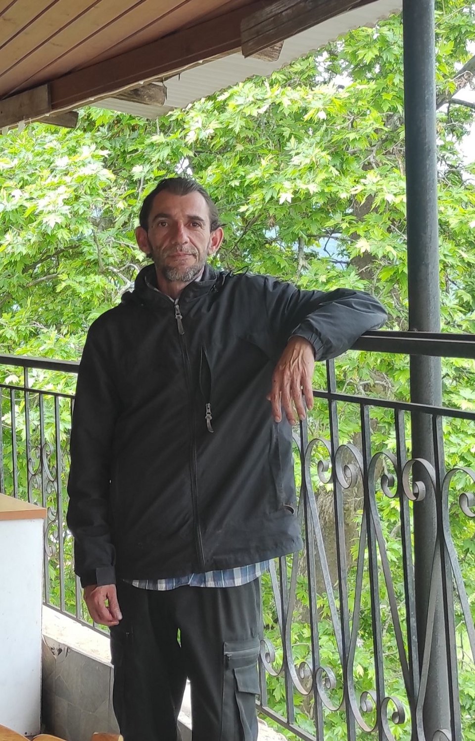 Πλέον ζει σε ένα χωριό μελιγοστούς κατοίκους