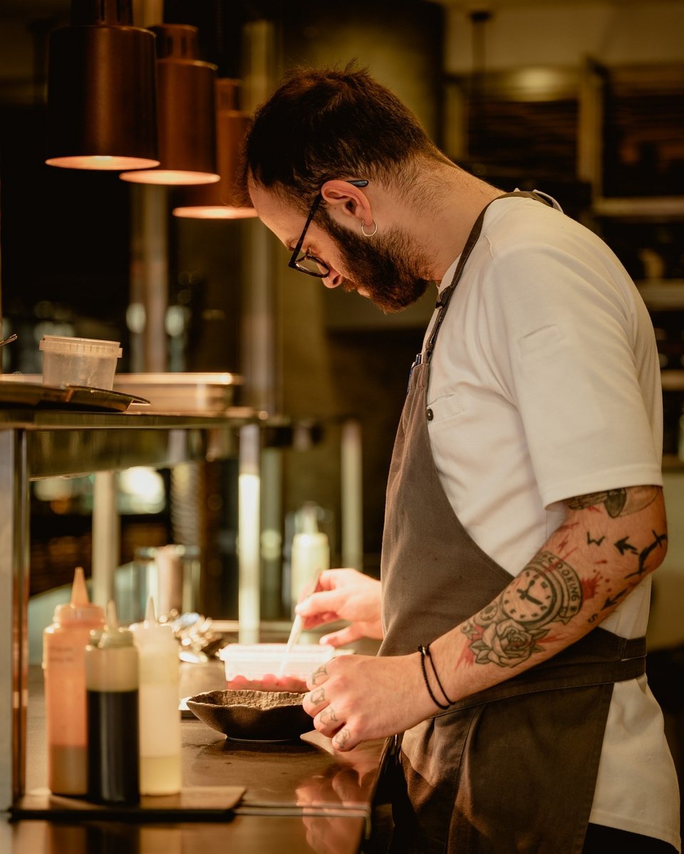 Ο head chef της Hytra Γιώργος Φελεμέγκας / Φωτογραφία: hytra_restaurant/Instagram