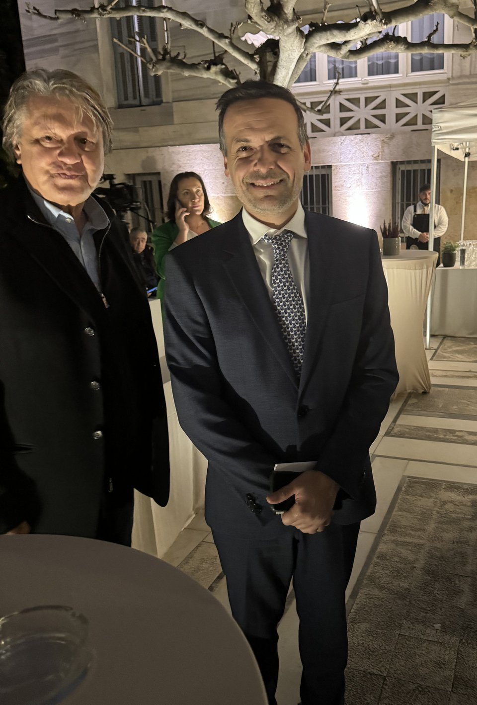 Ο Δήμαρχος Αθηναίων Χάρης Δούκας με τον εκδότη της Athens Voice, Φώτη Γεωργελέ