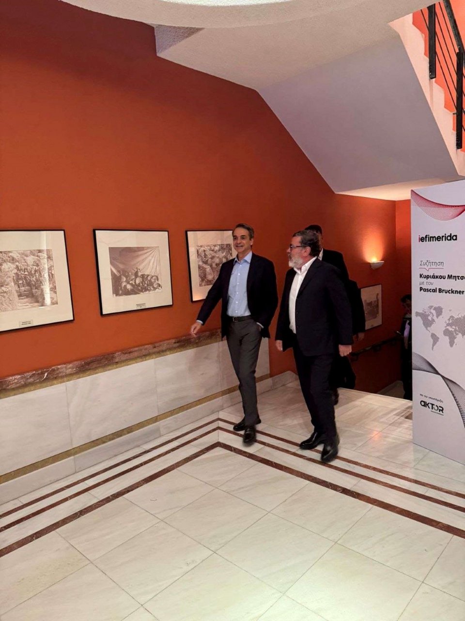 Ο διευθυντής του iefimerida.gr κ. Χρήστος Ράπτης υποδέχετα τον πρωθυπουργό Κυριάκο Μητσοτάκη -by iefimerida