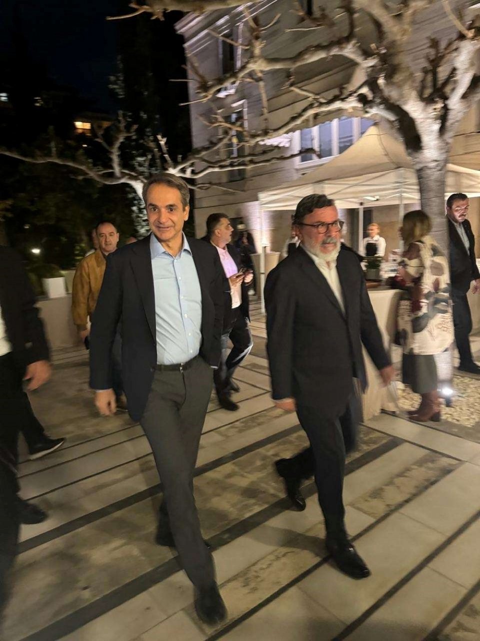 Ο διευθυντής του iefimerida.gr κ. Χρήστος Ράπτης υποδέχεται τον πρωθυπουργό Κυριάκο Μητσοτάκη - by iefimerida