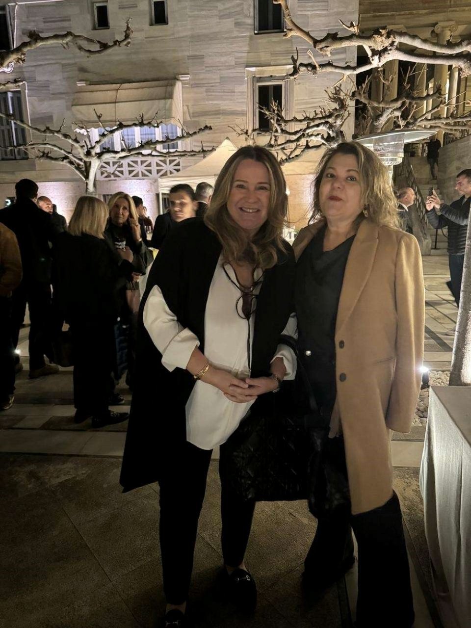 Η πρόεδρος του Ιδρύματος Νεολαίας και Διά Βίου Μάθησης (ΙΝΕΔΙΒΙΜ) Άννα Ροκοφύλλου με τη δημοσιογράφο του iefimerida.gr Κατερίνα Ι. Ανέστη