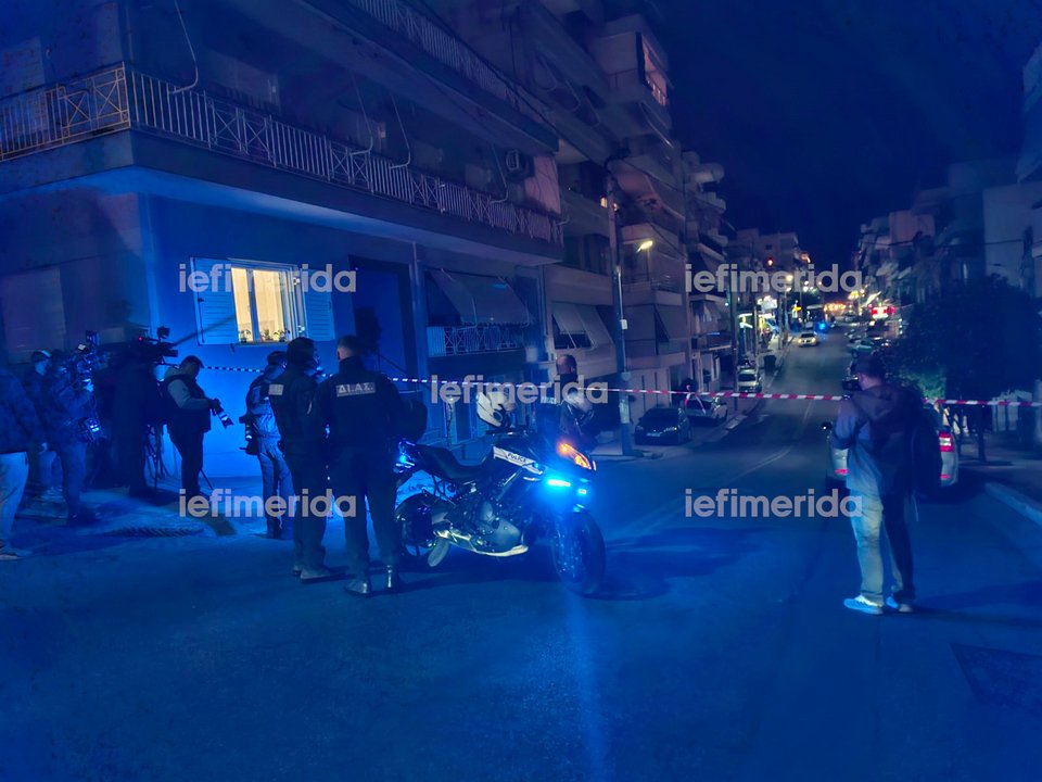 Αστυνομία έξω από το σπίτι στην Ηλιούπολη, όπου ταμπουρώθηκε ο άνδρας με την καραμπίνα