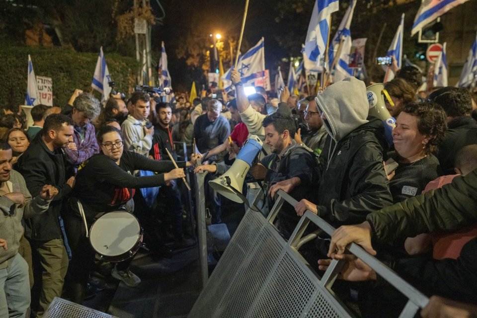 Φωνάζοντας συνθήματα εναντίον της κυβέρνησης του πρωθυπουργού Μπέντζαμιν Νετανιάχου, οι διαδηλωτές συγκεντρώθηκαν λίγη ώρα αφότου ανακοινώθηκε η καθαίρεση του υπουργού Άμυνας, Γιοάβ Γκάλαντ