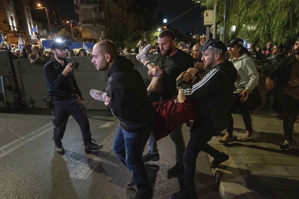 Χιλιάδες συγκεντρώθηκαν στο Τελ Αβίβ το βράδυ για να διαδηλώσεων εναντίον της αποπομπής του υπουργού Άμυνας από τον Μπέντζαμιν Νετανιάχου
