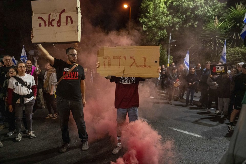 Χιλιάδες άνθρωποι συγκεντρώθηκαν στο Τελ Αβίβ το βράδυ για να διαδηλώσεων εναντίον της αποπομπής του υπουργού Άμυνας