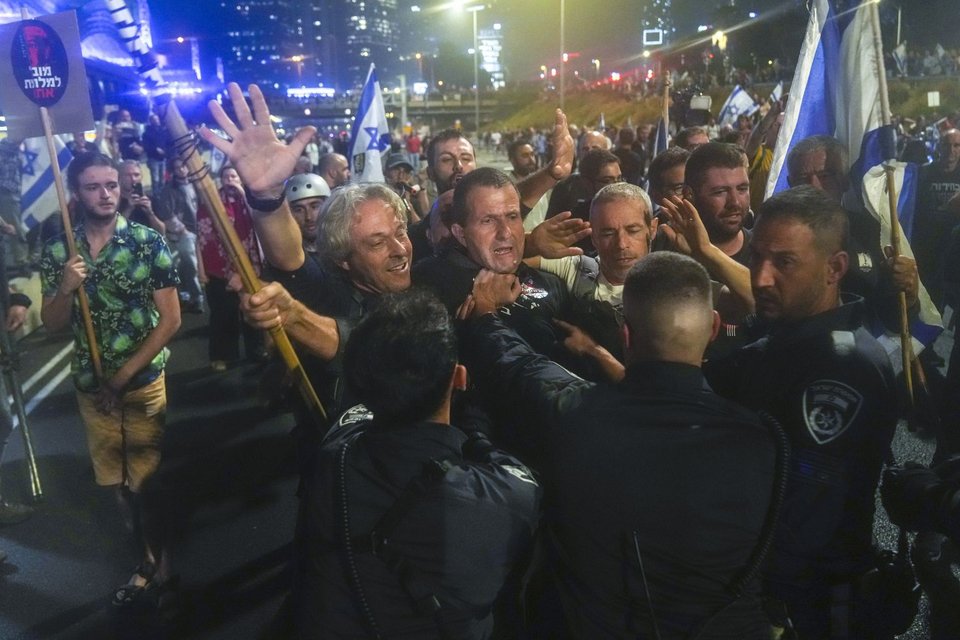 Κράταγαν πλακάτ με συνθήματα όπως «μας αξίζουν καλύτεροι ηγέτες»