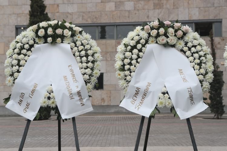 Στεφάνια από Μητσοτάκη και Τσίπρα για τον Γιάννη Μπουτάρη