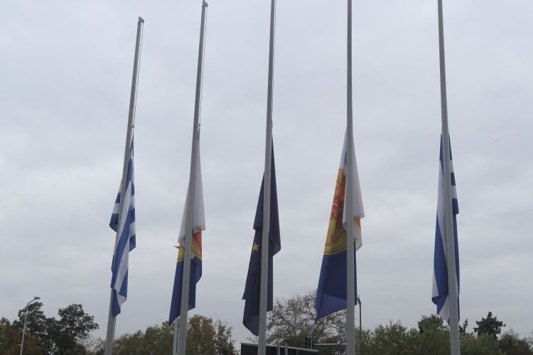 Μεσίστιες οι σημαίες του δημαρχείου Θεσσαλονίκης για τον θάνατο του Γιάννη Μπουτάρη