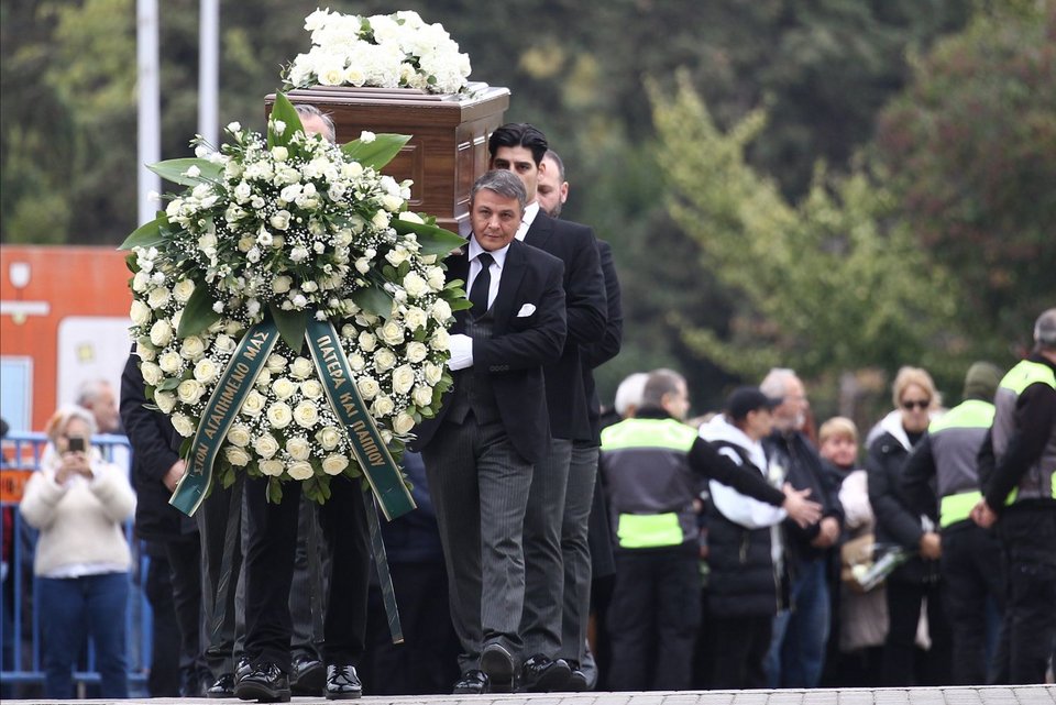 Το «τελευταίο αντίο» απευθύνουν από τις 11 το πρωί στο αίθριο του δημαρχιακού μεγάρου της Θεσσαλονίκης συγγενείς, φίλοι, συνεργάτες στον Γιάννη Μπουτάρη.