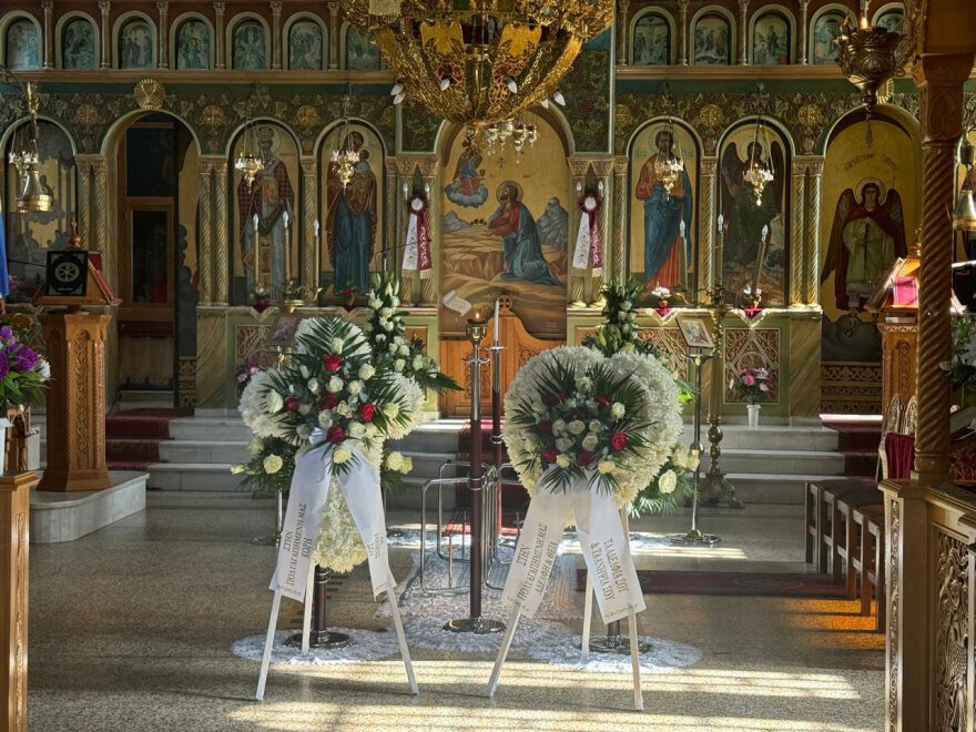 Στεφάνια στη μνήμη της 41χρονης Γαρυφαλλιάς /Φωτογραφία: tempo24news