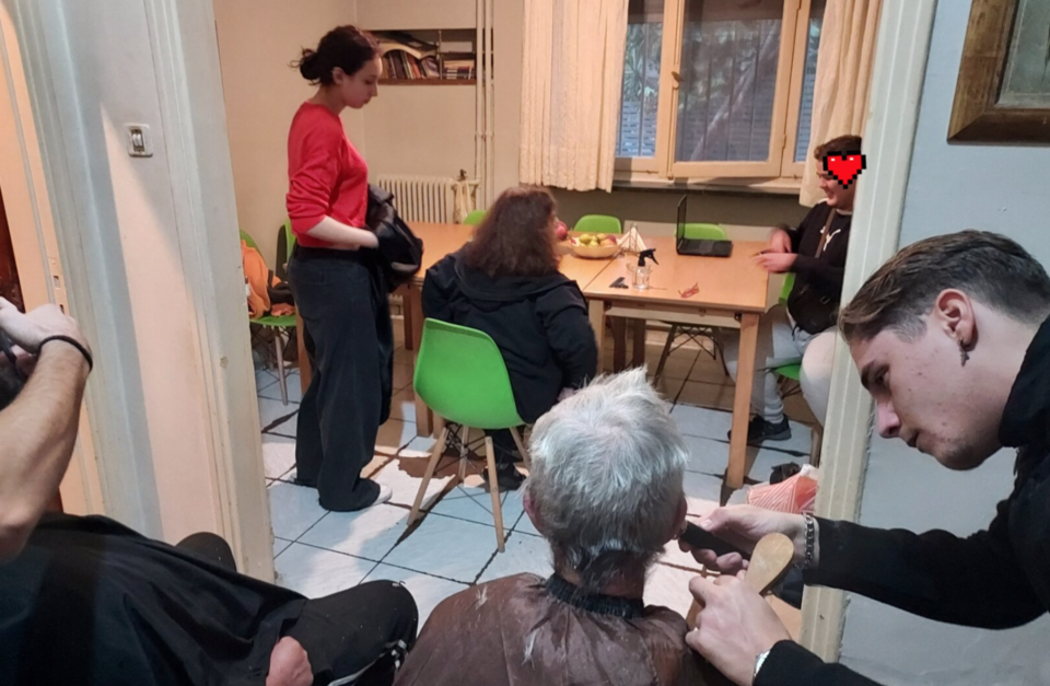 Μαθήματα ανθρωπιάς παραδίδουν συνάνθρωποί μας, μια καθηγήτρια και σπουδαστές κομμωτικής που περιποιούνται απορους και ψυχικά ασθενείς