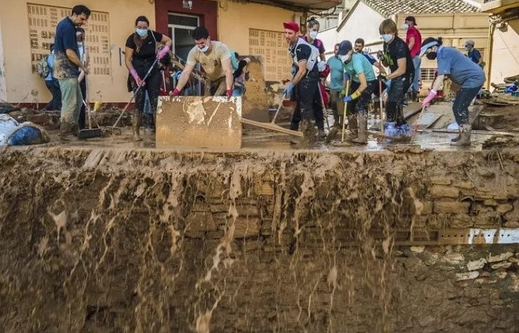 Πολίτες στην Ισπανία καθαρίζουν τις λάσπες από δρόμους