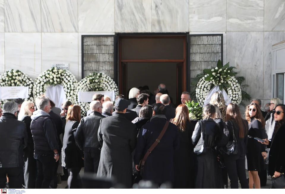 Πλήθος κόσμου στην κηδεία του Αντώνη Λυμπέρη