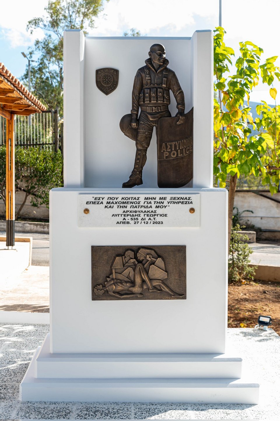 Το μνημείο προς τιμήν του Γιώργου Λυγγερίδη στην έδρα των ΜΑΤ