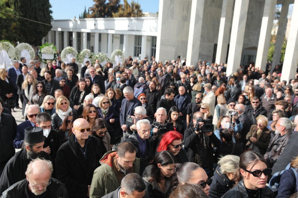 Πλήθος κόσμου στην κηδεία του Μανούσου Μανουσάκη