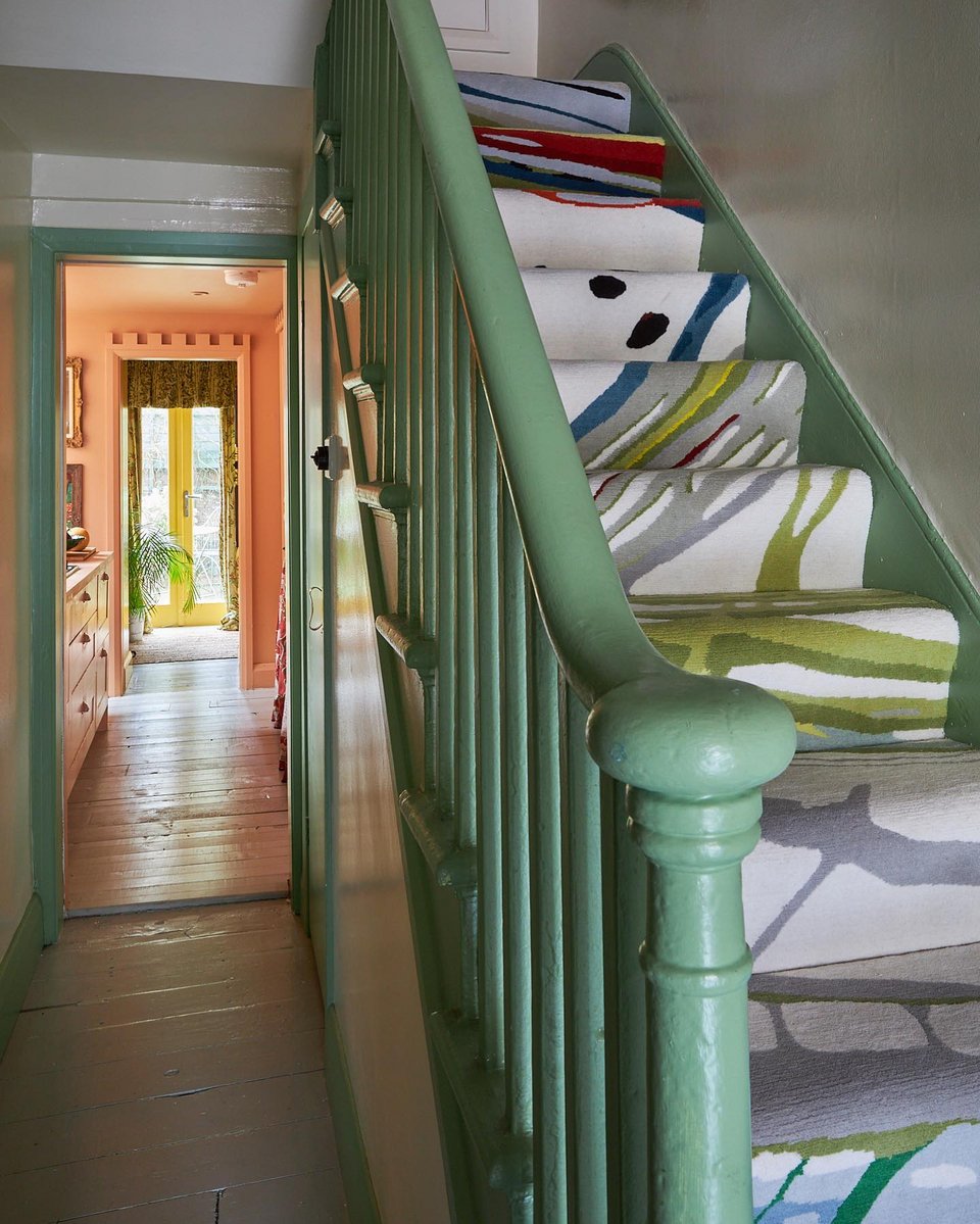 Η σκάλα ντυμένη με 70ies μοκέτα του brand Τhe Rug Company / Φωτογραφία: maximilianhurd/Instagram