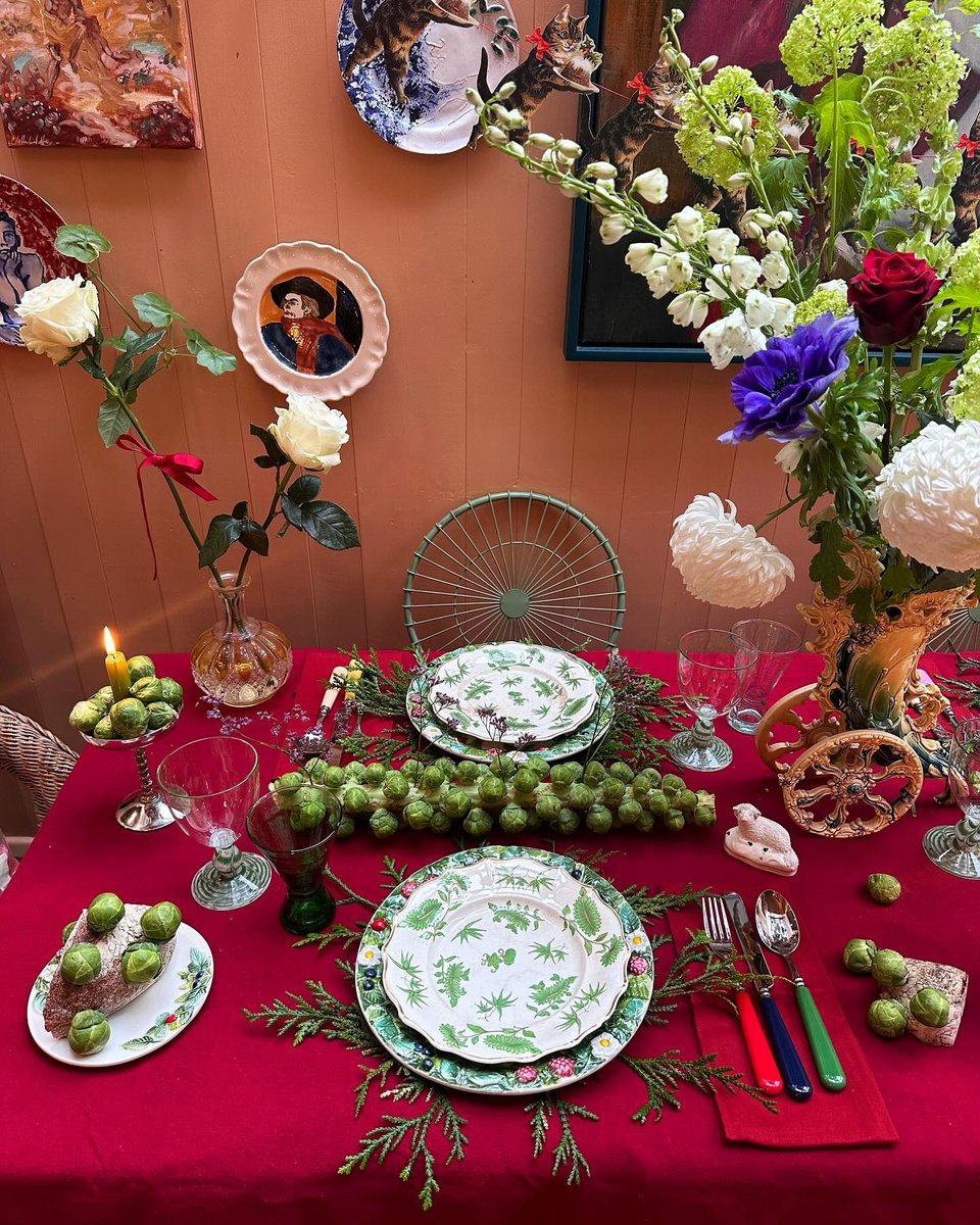 Art de la table με αναπάντεχο στυλ: Λαχανάκια Βρυξελλων σε ρόλο διακοσμητικών. Η εκκεντρική πινελιά του Max Hurd / Φωτογραφία: maximilianhurd/Instagram