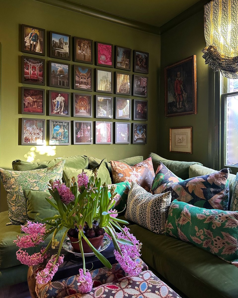 Ο γωνιακός καναπές είναι γεμάτος με διαφορετικών ντεσέν μαξιλάρια / Φωτογραφία: maximilianhurd/Instagram