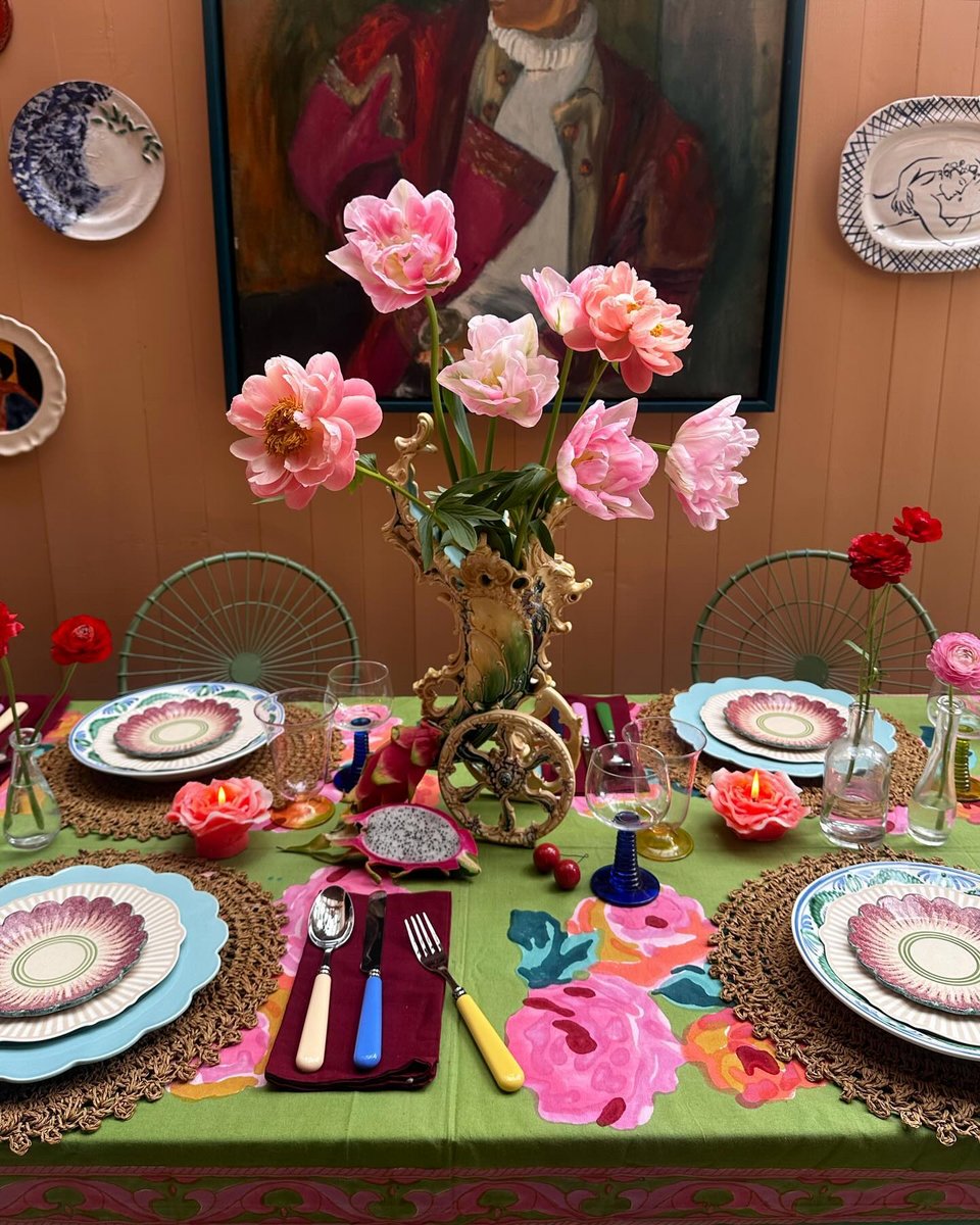 Ένα πολύχρωμο art de la table από τον Max Hurd / Φωτογραφία: maximilianhurd/Instagram