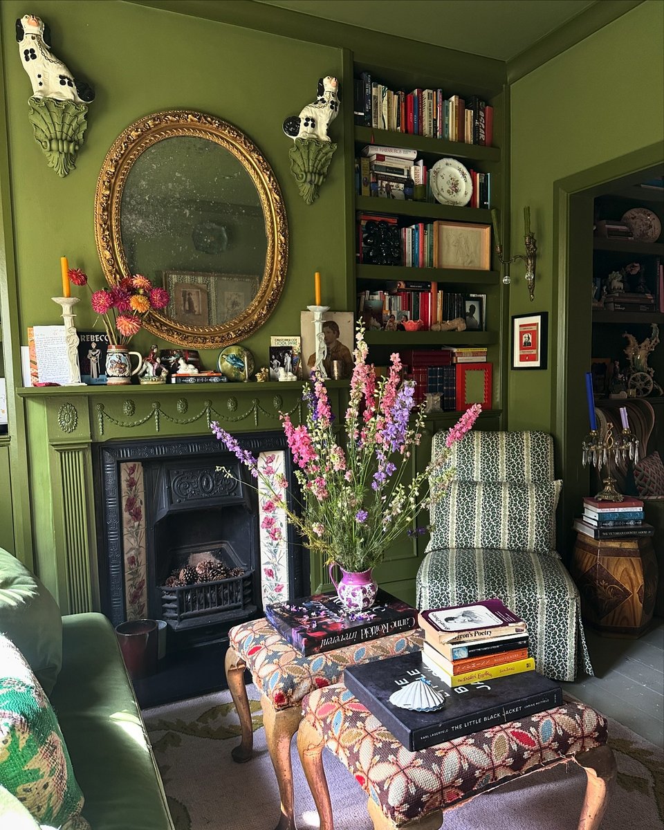 To καθιστικό του Max Hurd με το παλιό βικτωριανό τζάκι είναι βαμμένο σε πράσινο χρώμα / Φωτογραφία: maximilianhurd/Instagram