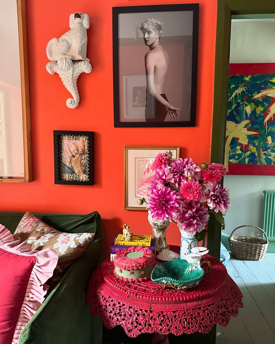 Καλάθια, έθνικ αντικείμενα και vintage αξεσουάρ στολίζουν κάθε γωνιά / Φωτογραφία: maximilianhurd/Instagram
