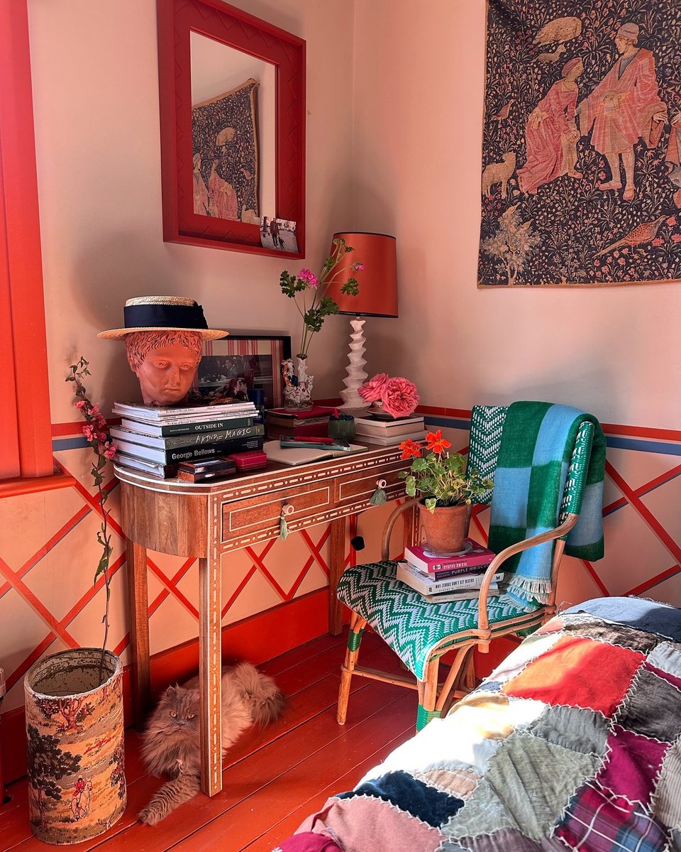 Πολύχρωμη γωνιά στο υπνοδωμάτιό του / Φωτογραφία: maximilianhurd/Instagram