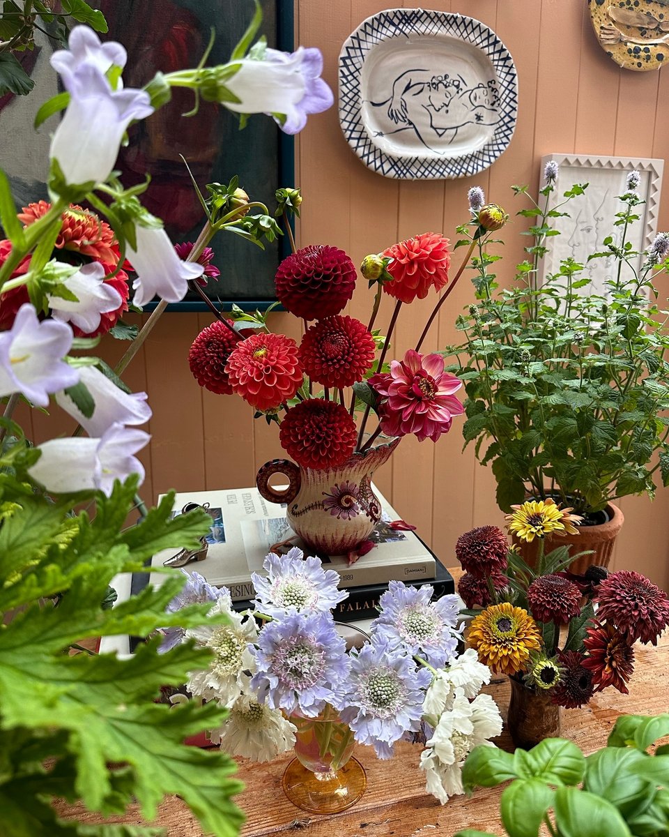 Τα λουλούδια και τα φυτά δίνουν ζωή στις γωνιές του σπιτιού / Φωτογραφία: maximilianhurd/Instagram