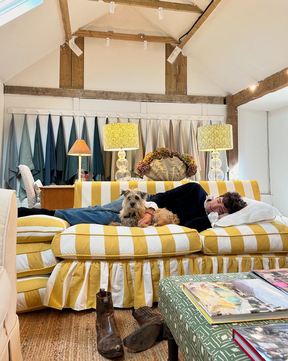 Η σοφίτα έχει μετατραεί σε άνετο καθιστικό / Φωτογραφία: maximilianhurd/Instagram