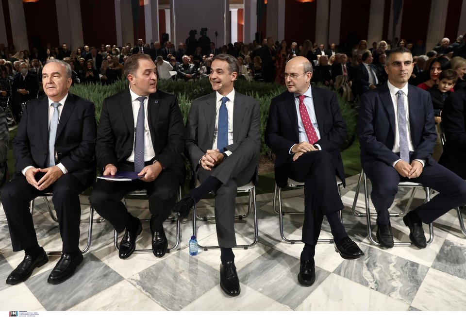 Ο Κυριάκος Μητσοτάκης με Γιώργο Πιτσιλή και Κωστή Χατζηδάκη στην εκδήλωση της ΑΑΔΕ και του υπουργείου Εθνικής Οικονομίας / Φωτογραφία: Intimenews/ΛΙΑΚΟΣ ΓΙΑΝΝΗΣ