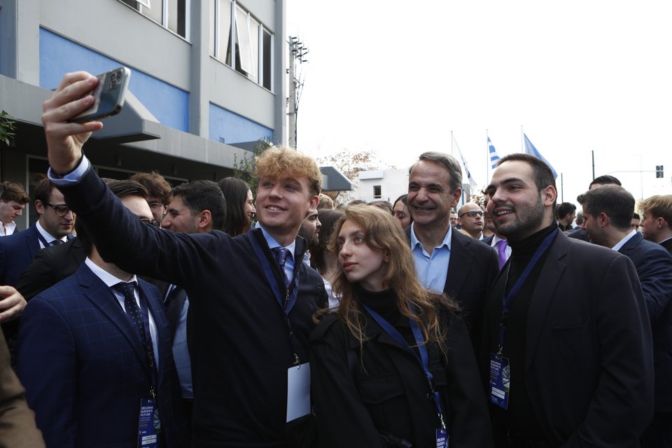 Μέλη του YEPP βγάζουν selfie με τον πρωθυπουργό / Φωτογραφία: Eurokinissi, ΣΩΤΗΡΗΣ ΔΗΜΗΤΡΟΠΟΥΛΟΣ