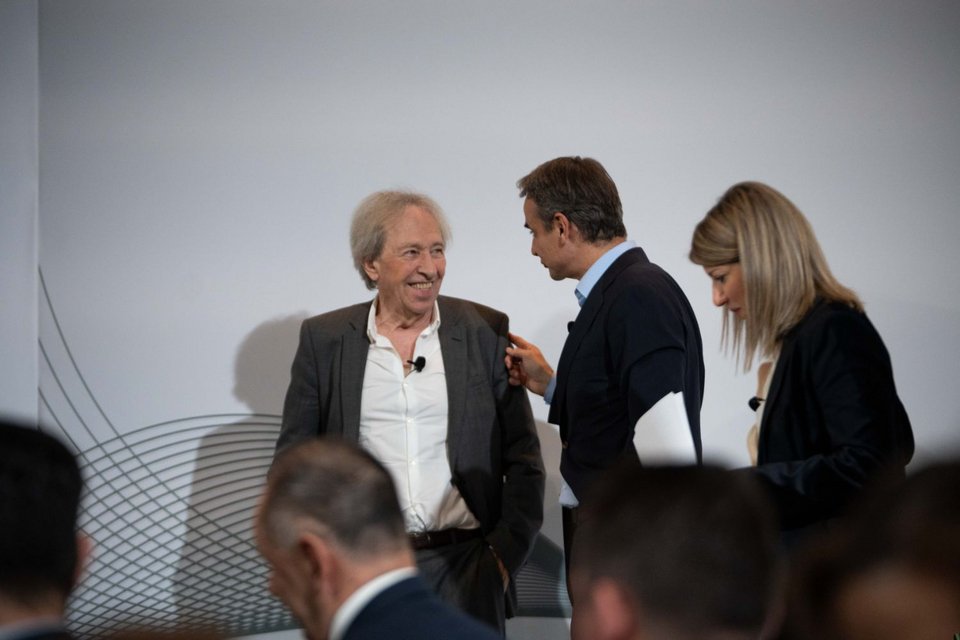 Ο πρωθυπουεγός με τον Πασκάλ Μπρικνέρ μετά το τέλος της συζήτησης 