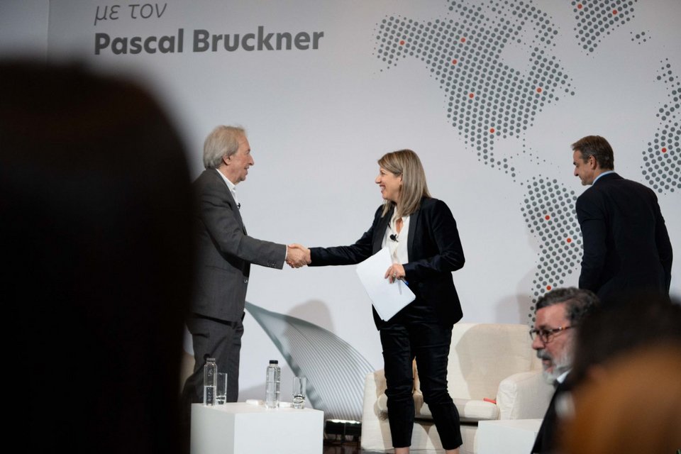 Ο Πασκάλ Μπρυκνέρ ευχαριστεί τη Λαμπρινή Ρόρη για τον συντονισμό της συζήτησης